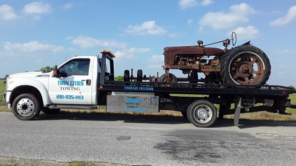 Car lockout service being performed in Richmond TX without damage