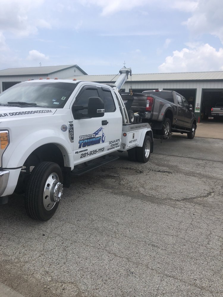 Twin Cities Towing INC truck in Richmond TX