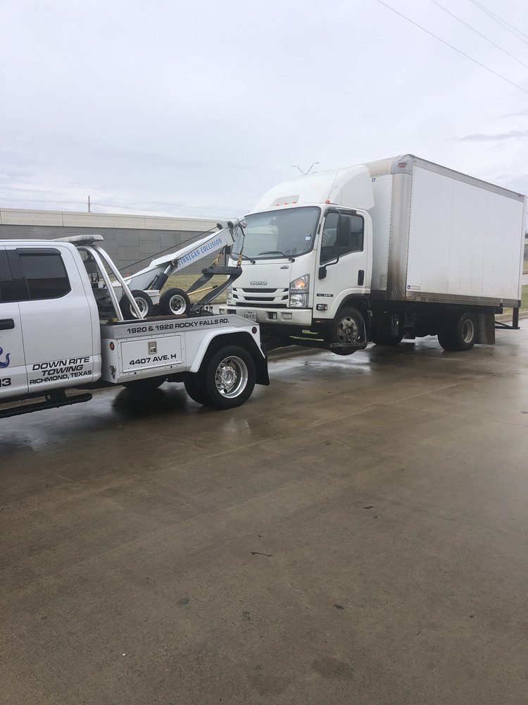 Tow truck removing a vehicle from a private lot in Richmond, TX — driver rights under Texas towing law
