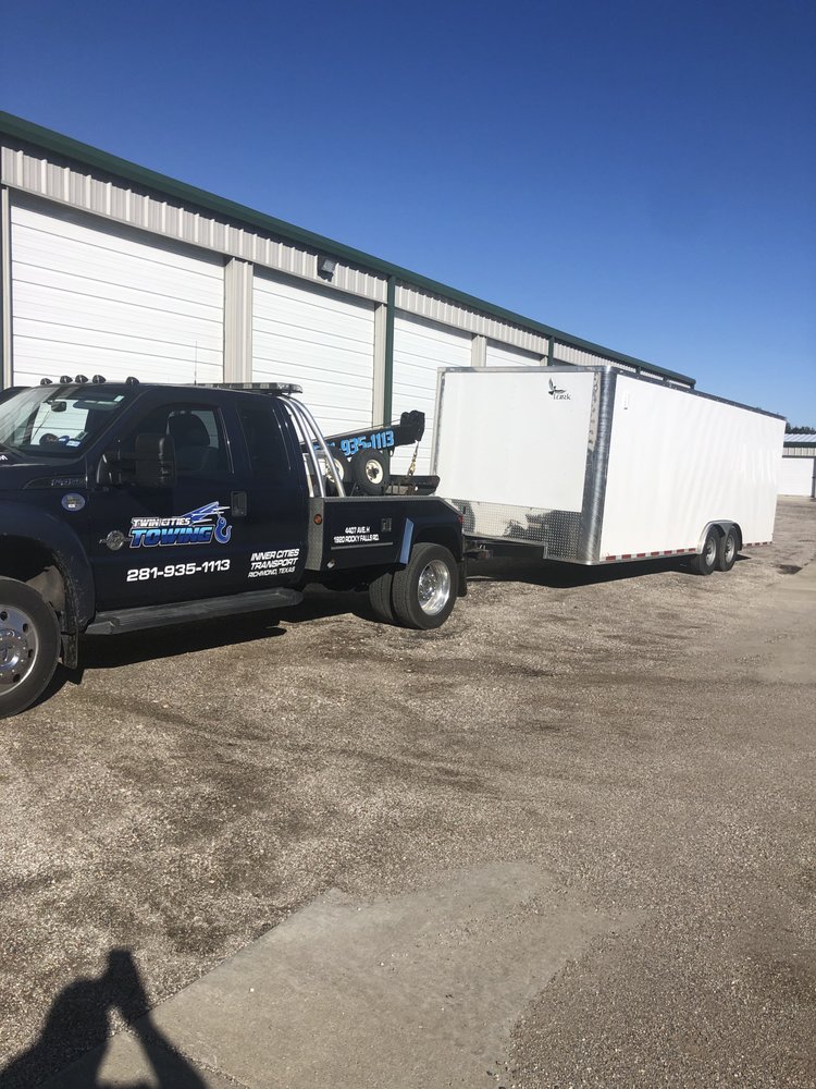 Twin Cities Towing INC tow truck responding to a call in Rosenberg, TX